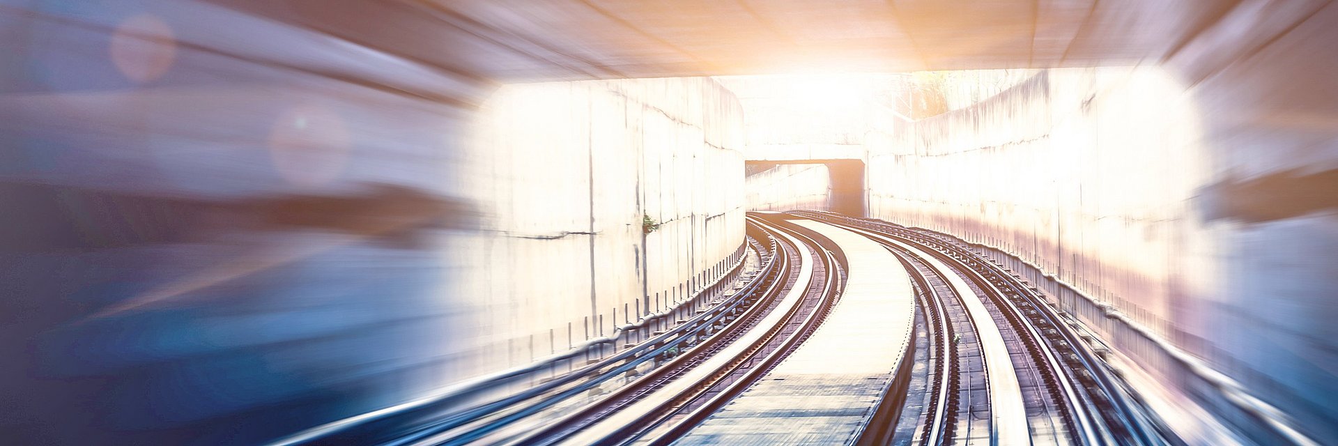 Voie ferrée avec des rails dans un tunnel qui donne la sensation de vitesse et de vitesse