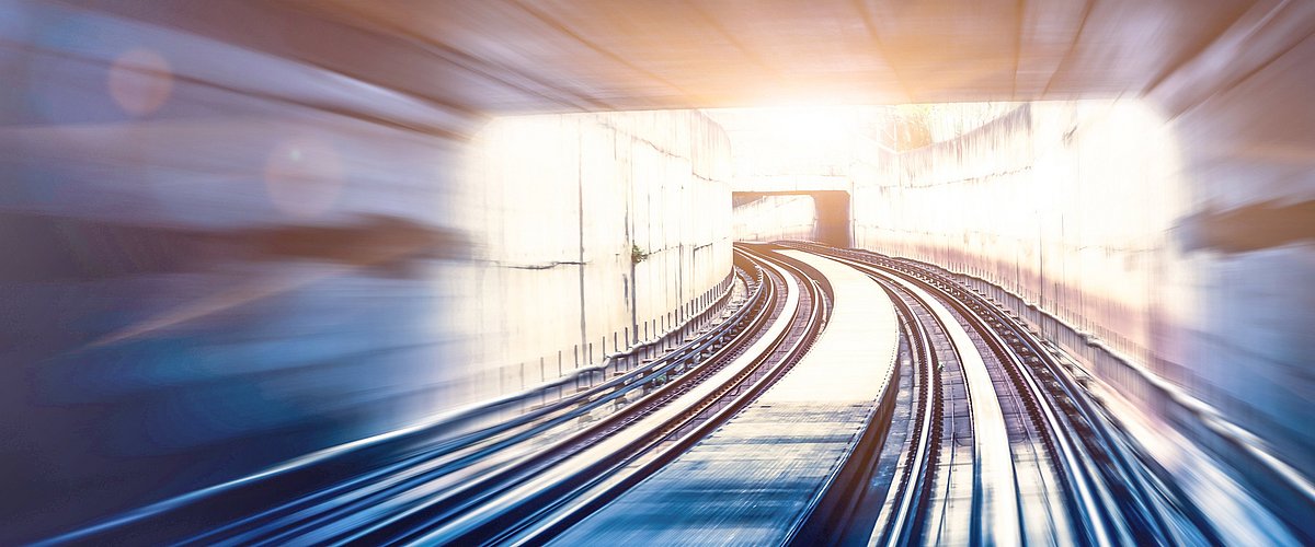 Voie ferrée avec des rails dans un tunnel qui donne la sensation de vitesse et de vitesse