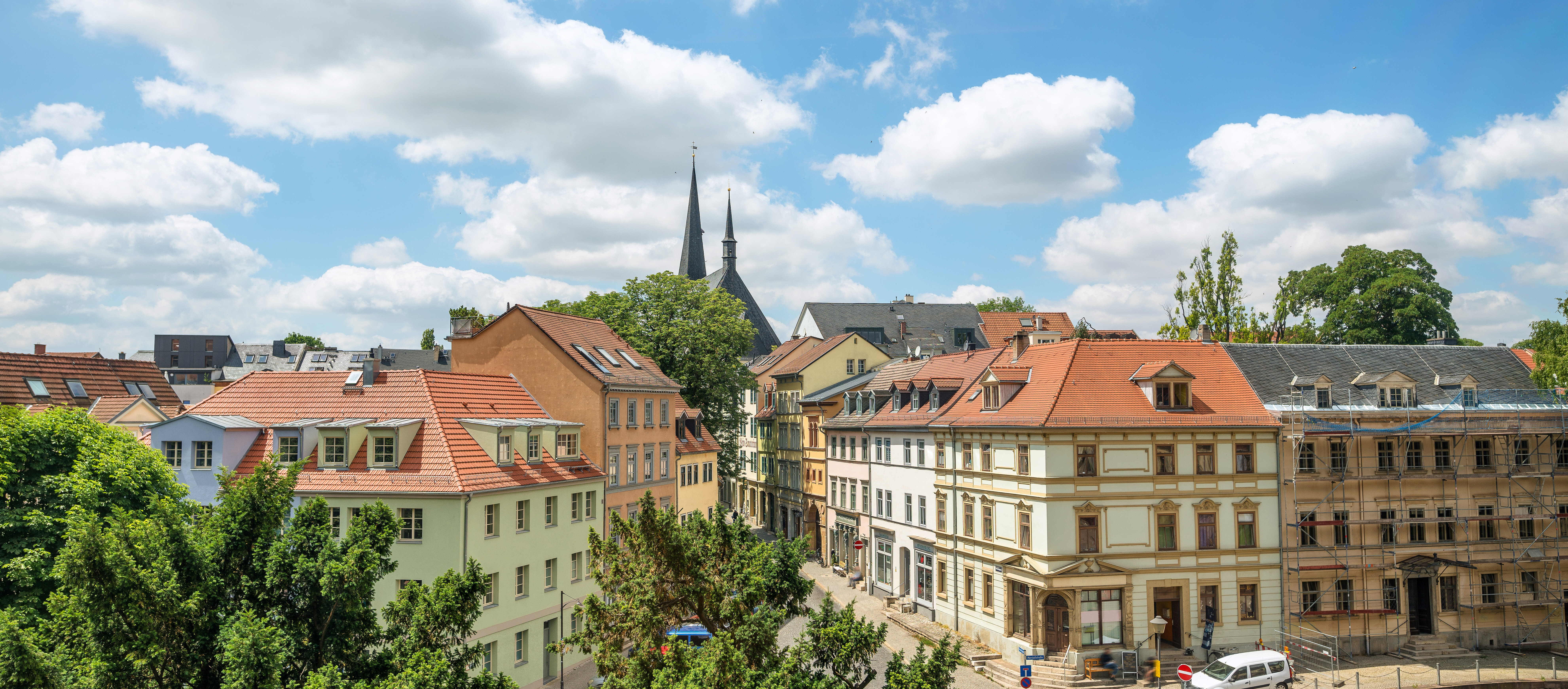 L'horizon de Weimar avec l'église de Herder St. Pierre et Paul vue du château de la ville et de belles ruelles scéniques