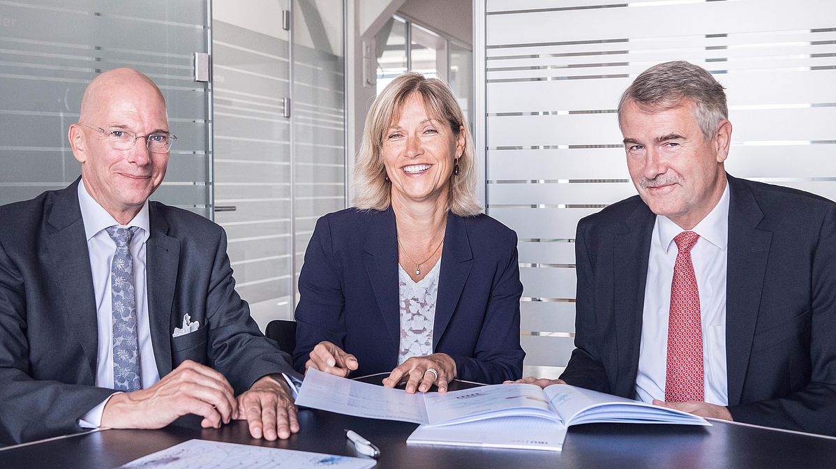 Conseil de surveillance d'IBU-tec AG: Dr. Ing. Jens Thomas Thau, Sandrine Cailleteau et Dr. med. Hans-Joachim Müller Conseil de surveillance d'IBU-tec AG: Dr. Ing. Jens Thomas Thau, Sandrine Cailleteau et Dr. med. Hans-Joachim Müller