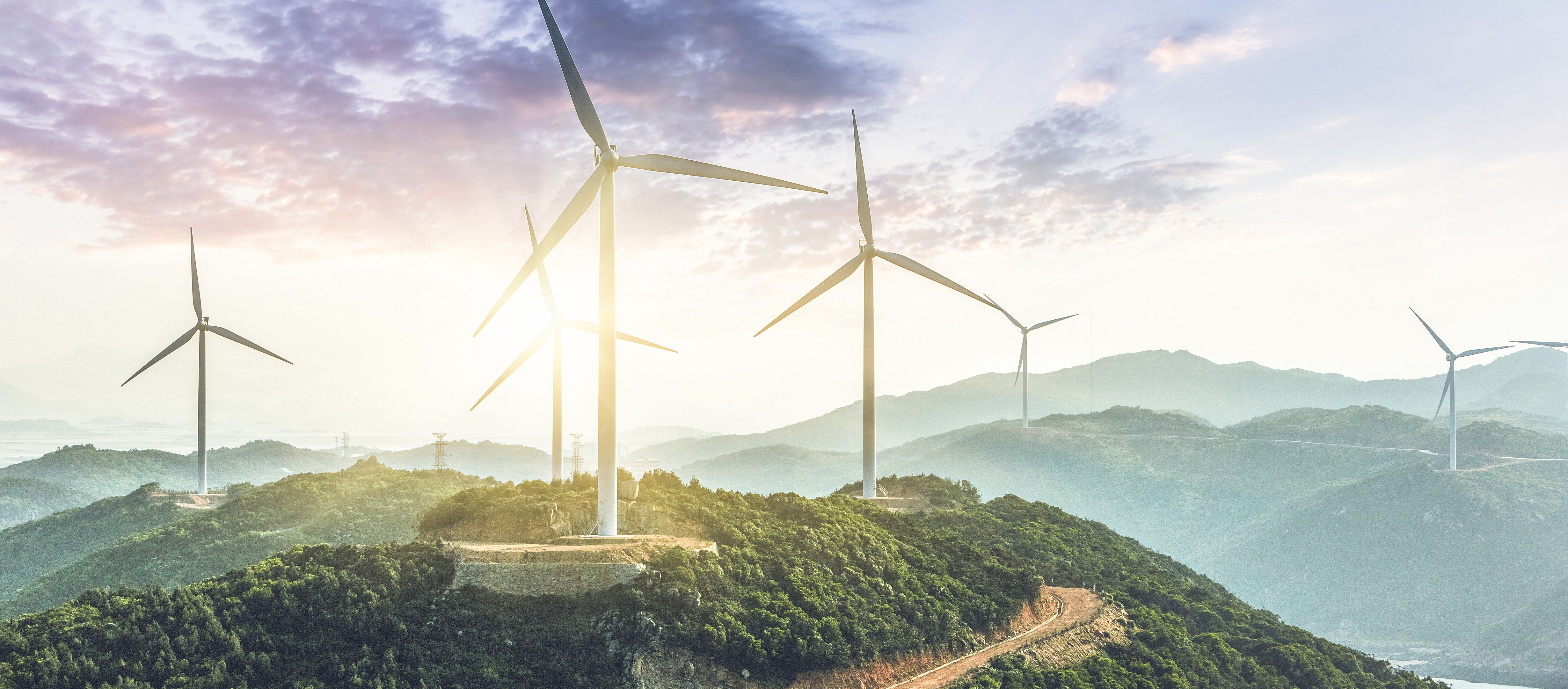 Éoliennes sur colline avec lumière pour la protection de l'environnement, l'énergie verte et le stockage de l'énergie à IBU-tec