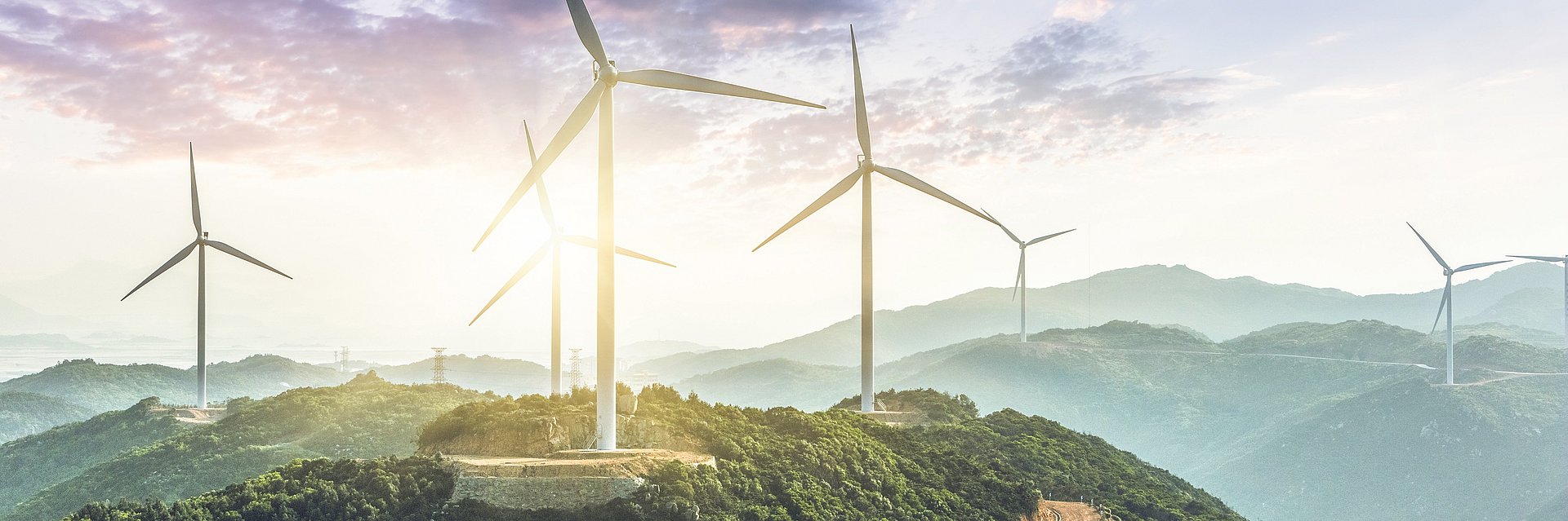 Éoliennes sur colline avec lumière pour la protection de l'environnement, l'énergie verte et le stockage de l'énergie à IBU-tec