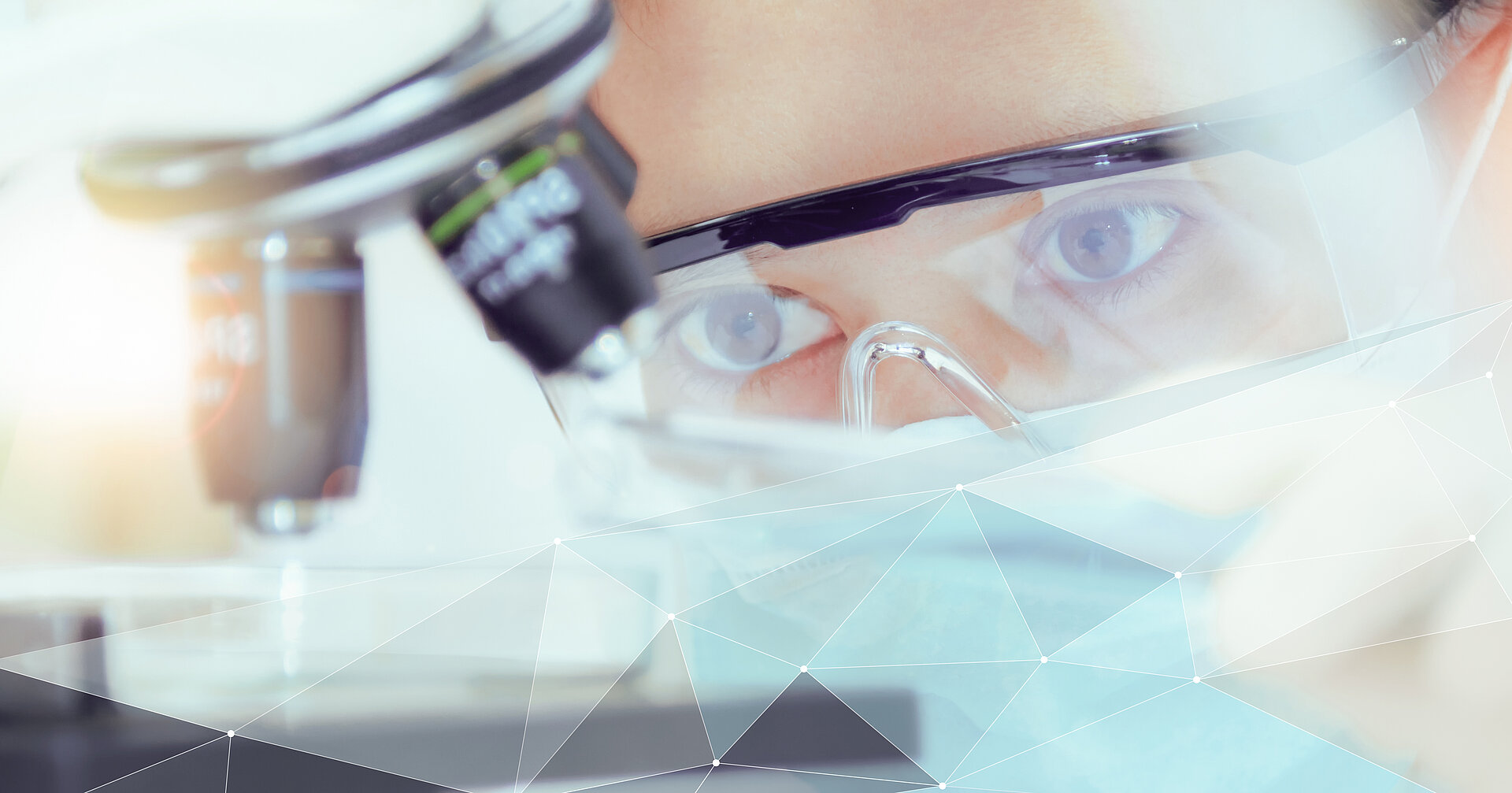 Scientifique au microscope pour l'expertise IBU-tec et des exemples de matériaux