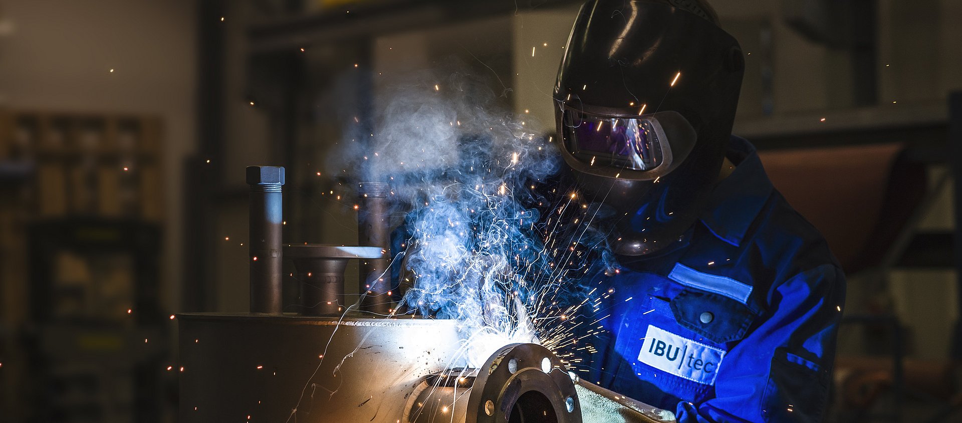 Soudeur IBU-tec au travail, soudage avec soudeur, image pour les travaux et formation