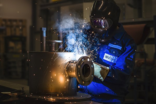 Soudeur IBU-tec au travail, soudage avec soudeur, image pour les travaux et formation