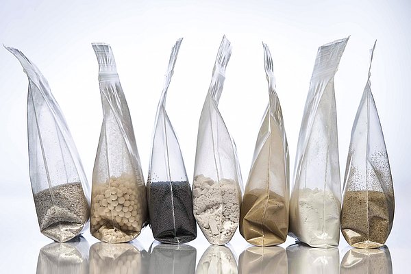 Exemples de matériaux IBU-tec dans des sacs: quartz, charbon actif et autres