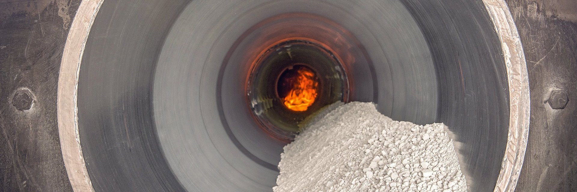 Four rotatif indirect en tube avec matériau et flamme chez IBU-tec pour des essais d'échelle et de calcination, séchage et pyrolyse