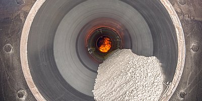 Four rotatif indirect en tube avec matériau et flamme chez IBU-tec pour des essais d'échelle et de calcination, séchage et pyrolyse