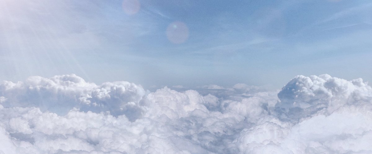 Beau ciel avec nuages ??et soleil