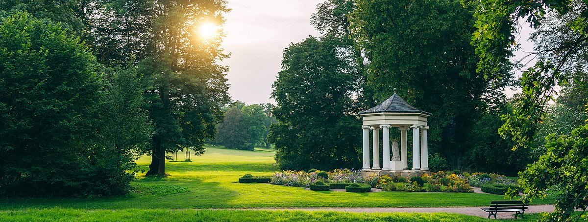 Parc Tiefurt sur l'Ilm près de Weimar, magnifique paysage avec pavillon au coucher du soleil