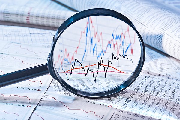 Rapports financiers internes IBU-tec de la comptabilité: loupe avec graphiques