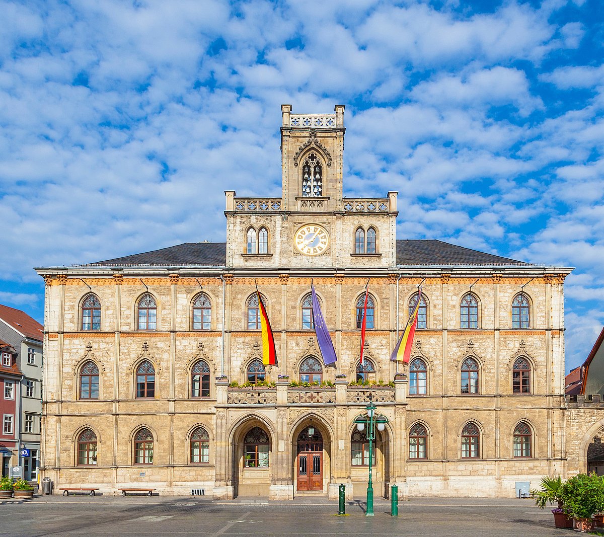 Hôtel de ville de Weimar avec place du marché et drapeaux, Weimar classique avec une belle architecture