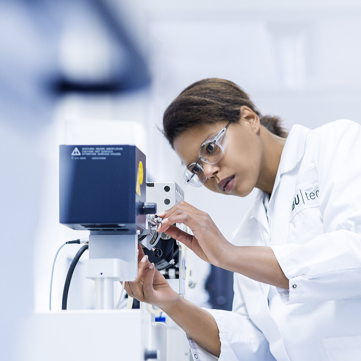 Laboratoire IBU-tec pour le développement et l'analyse de matériaux, travailleur de laboratoire au travail