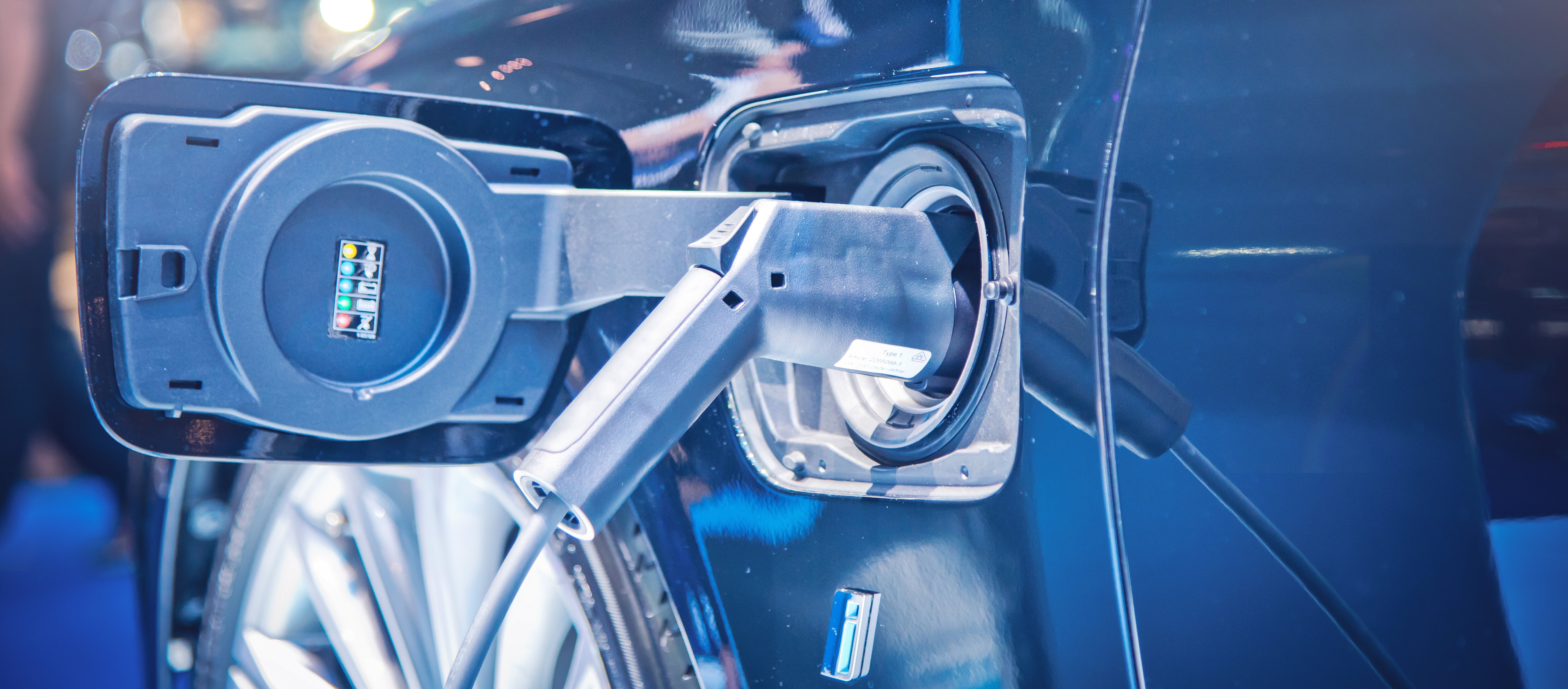 Rabat de réservoir sur une voiture électrique avec prise pour la mobilité verte et l'électromobilité IBU-tec